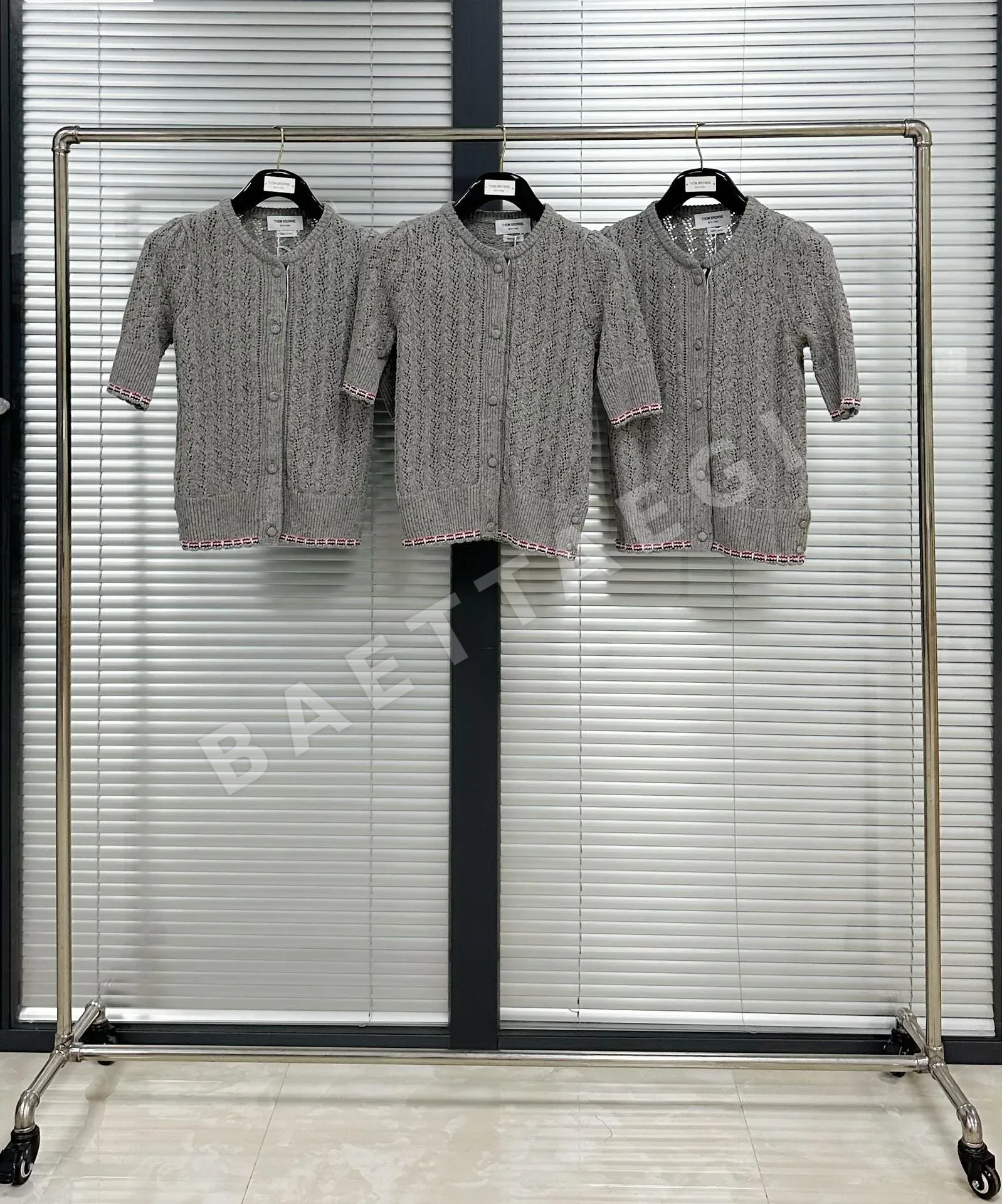 톰브라운 여성 투각 울 혼방 반팔 가디건 143053