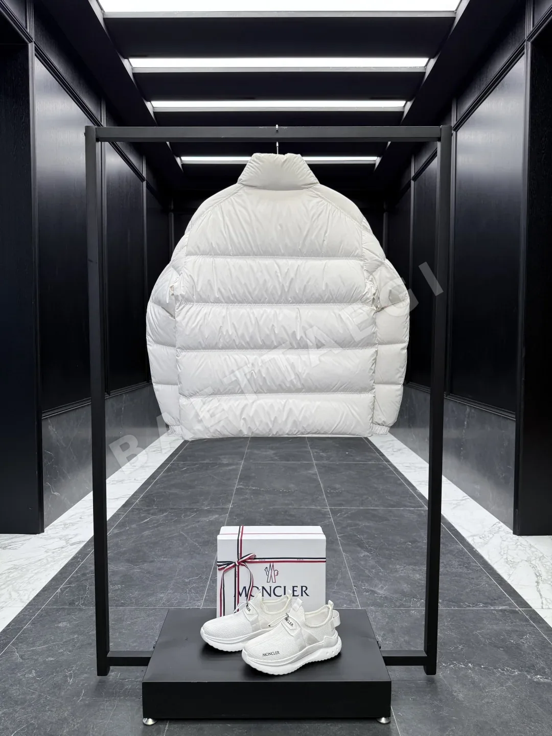몽클레르 부바크(Moncler Bouvaque) 남성 숏 패딩 재킷 상세 이미지 9