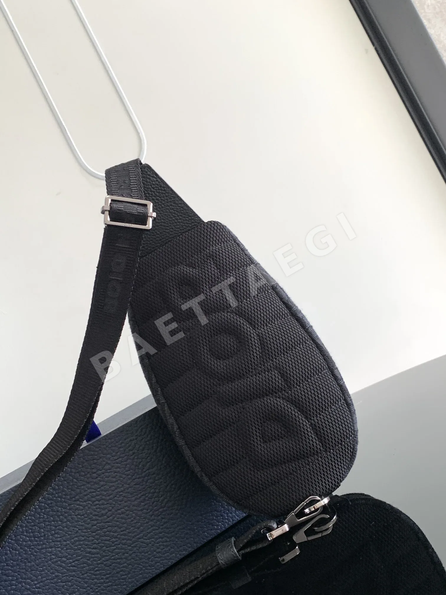 디올 스카라베 체스트백 가방 상세 이미지 3