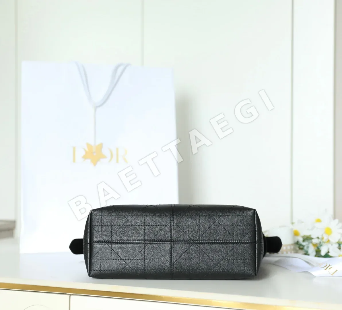 디올 그레인 카프스킨 미디엄 토트 가방 상세 이미지 7