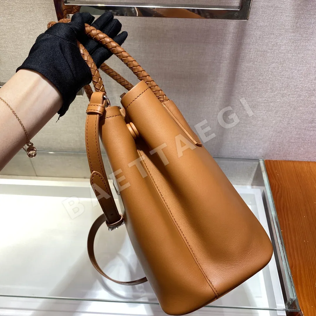 프라다 위빙 핸들 양가죽 숄더백 1BG775 상세 이미지 5