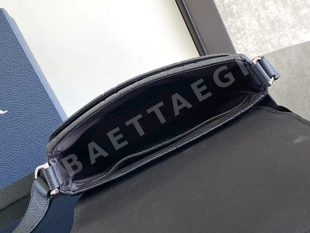 디올 그라비티 엠보싱 송아지가죽 플랩 메신저백 상세 이미지 8