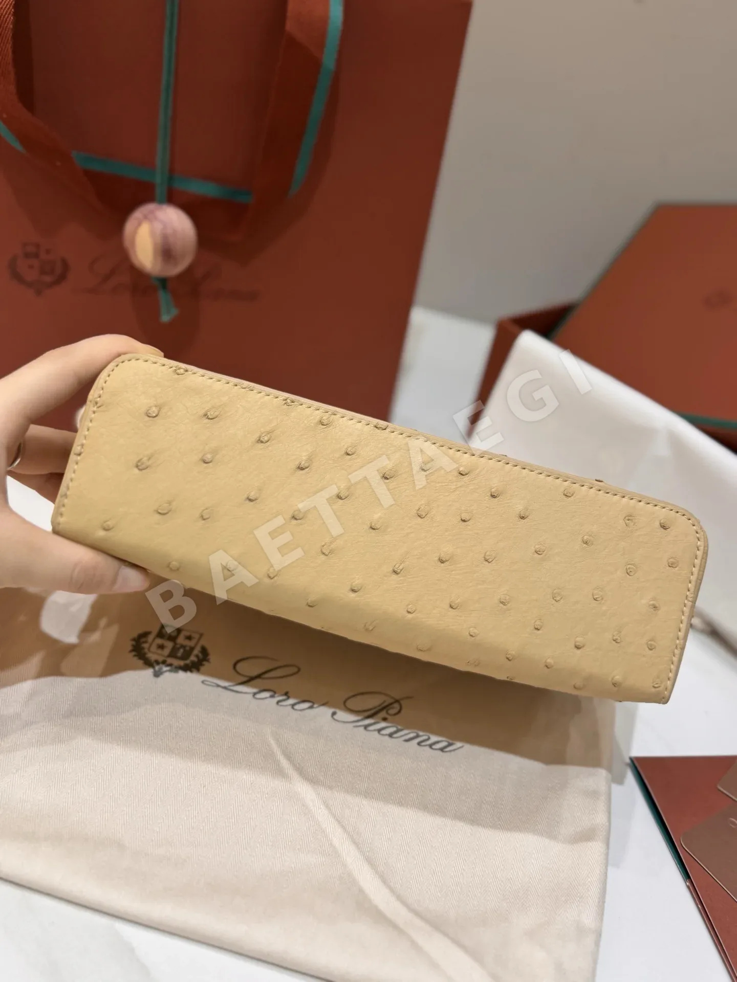로로피아나 타조가죽 밀크티 숄더백 상세 이미지 8