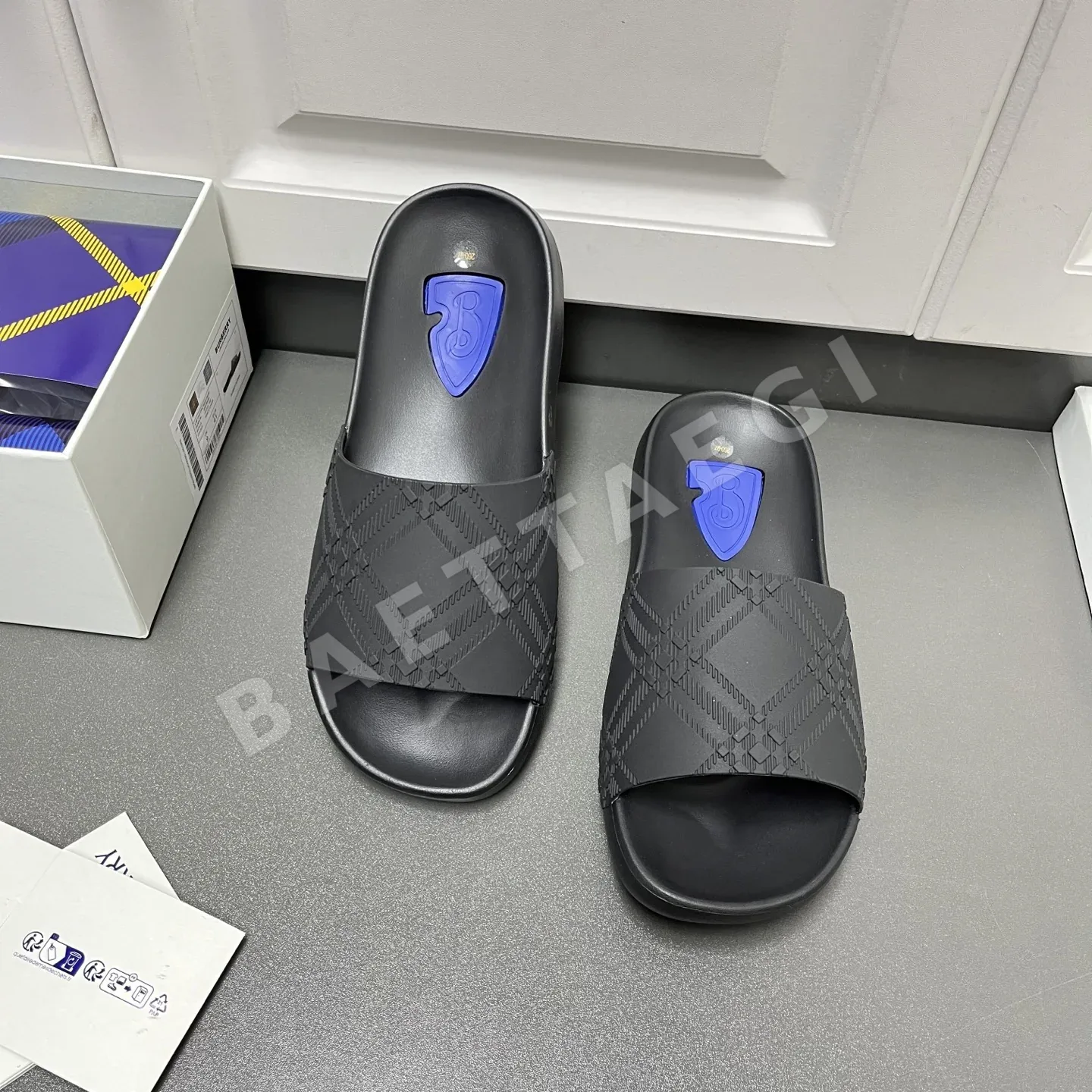 버버리 체크 샌들 113411