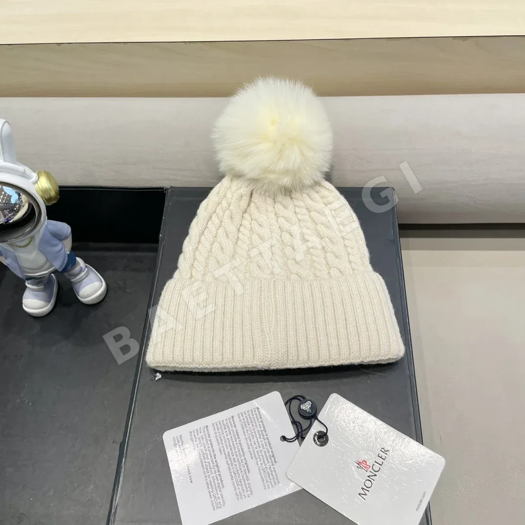 몽클레르 폭스퍼 폼폼 니트 비니 상세 이미지 7