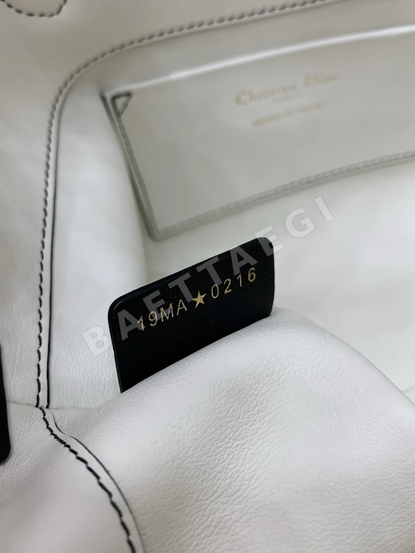 디올 뚜주흐 세로형 소가죽 핸드백 상세 이미지 9
