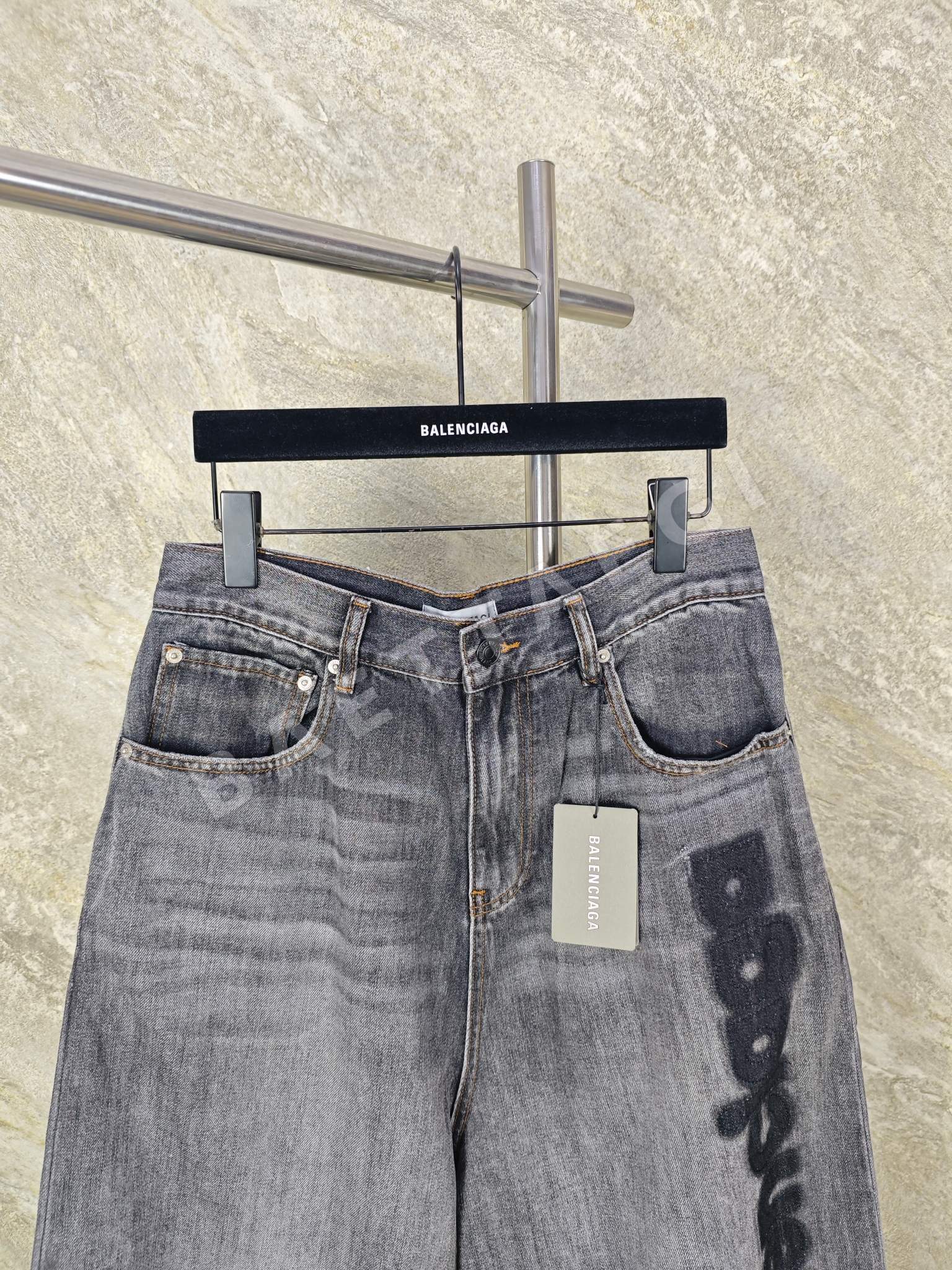 발렌시아가 그레이 워시 3D 자수 데님 남성 바지 상세 이미지 6