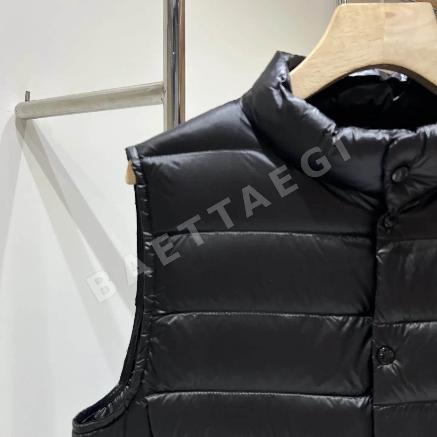 몽클레르 리안 다운 스탠드 카라 여성 조끼 상세 이미지 4