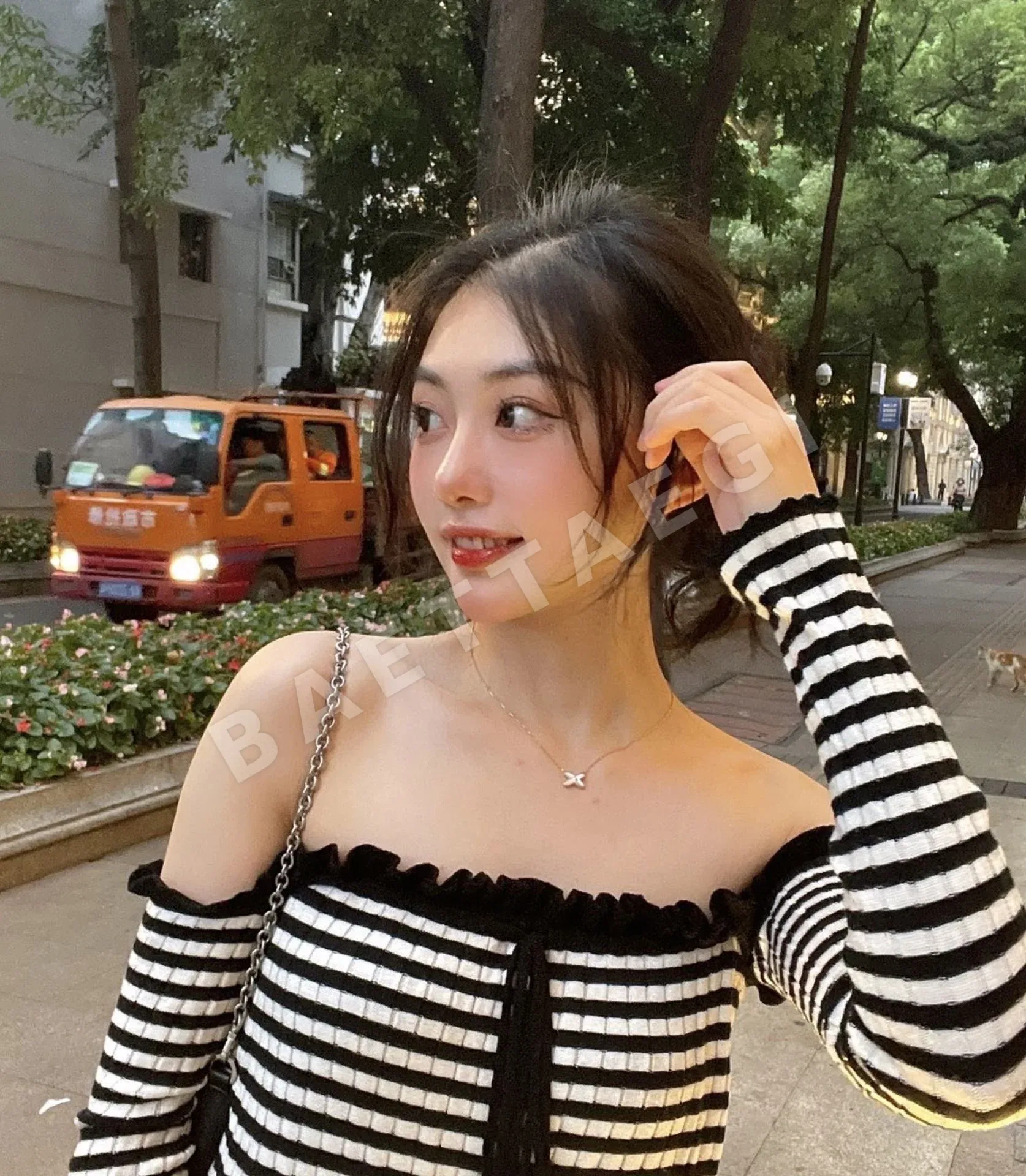 쇼메 화이트 마더 오브 펄 크로스 목걸이 상세 이미지 2