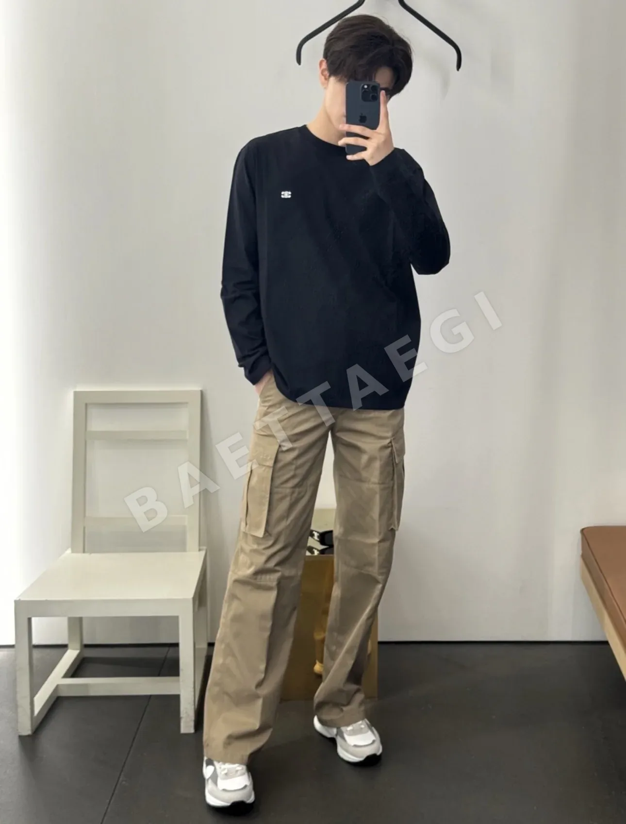 셀린느 개선문 마이크로프린트 자수 긴팔 티셔츠 상세 이미지 14