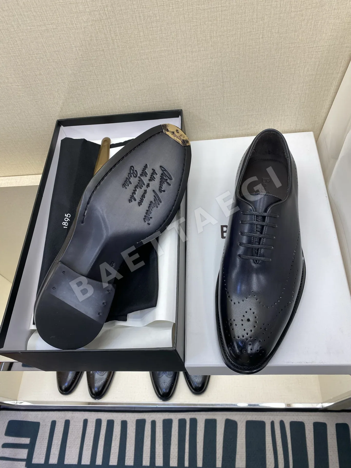 벨루티 로퍼 가죽 브로그 디테일 상세 이미지 10