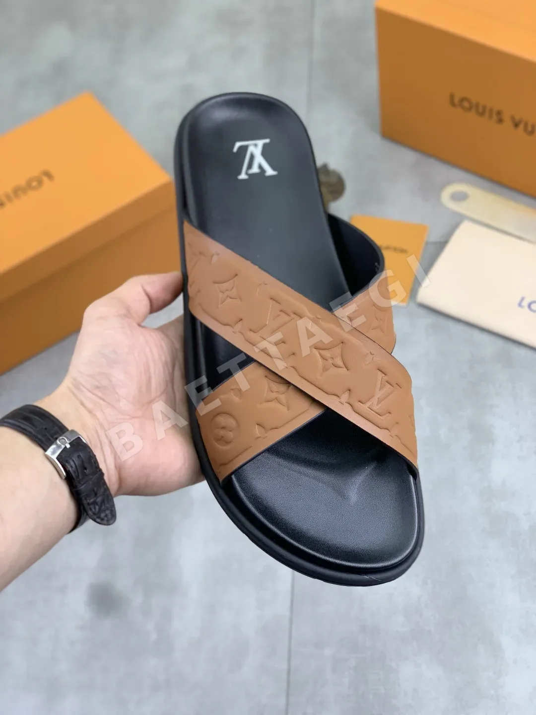 루이비통 이탈리아산 송아지가죽 슬리퍼 95020
