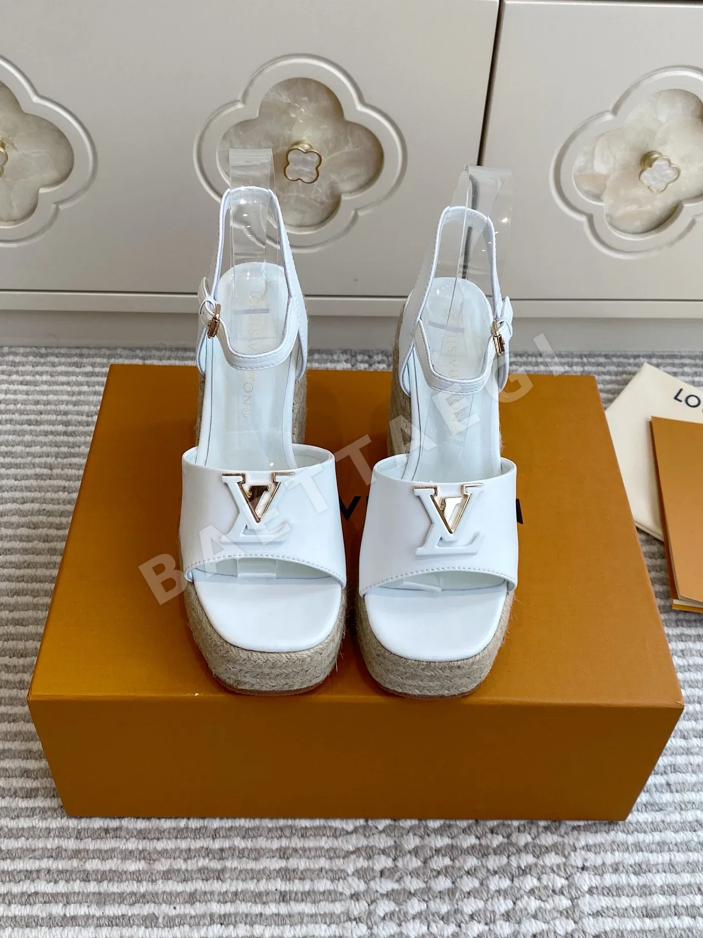 루이비통 마레 V백 라피아 웨지 샌들 112868