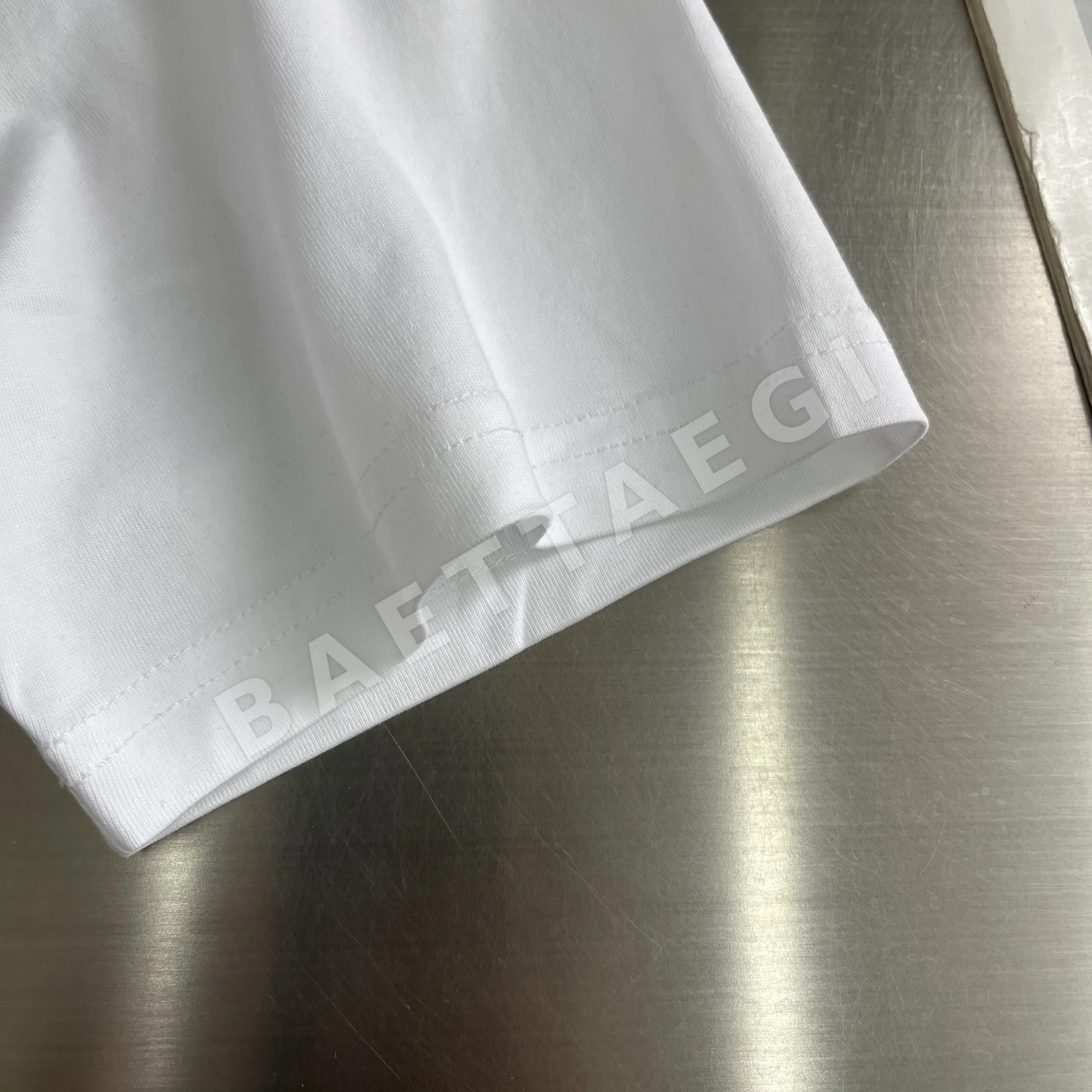 루이비통 크루넥 자수 로고 반팔 티셔츠 P240 상세 이미지 15