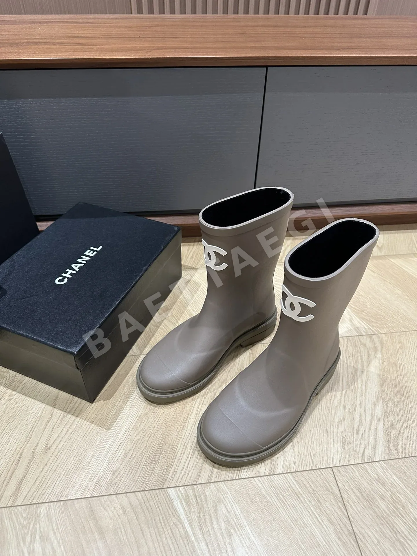 샤넬 레인부츠 85225