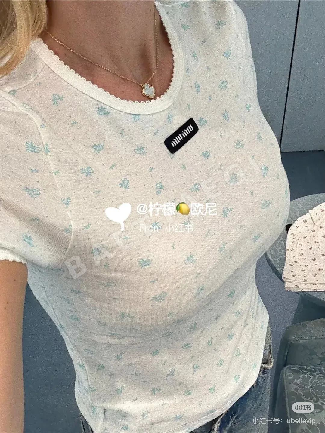 미우미우 마이크로 로고 플라워 프린트 반팔 티셔츠 상세 이미지 2