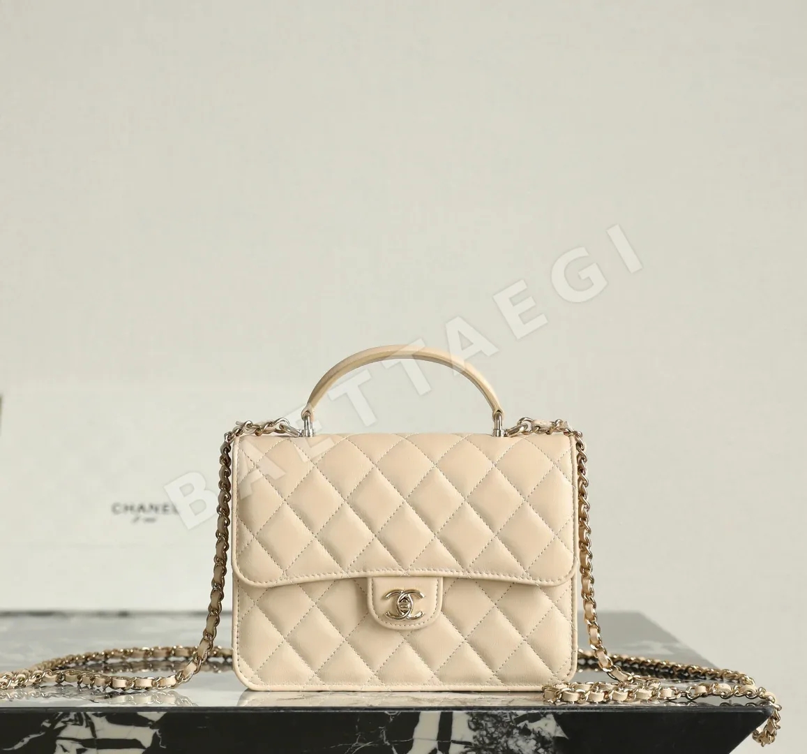 샤넬 연한 살구색 미니 가방 상세 이미지 3