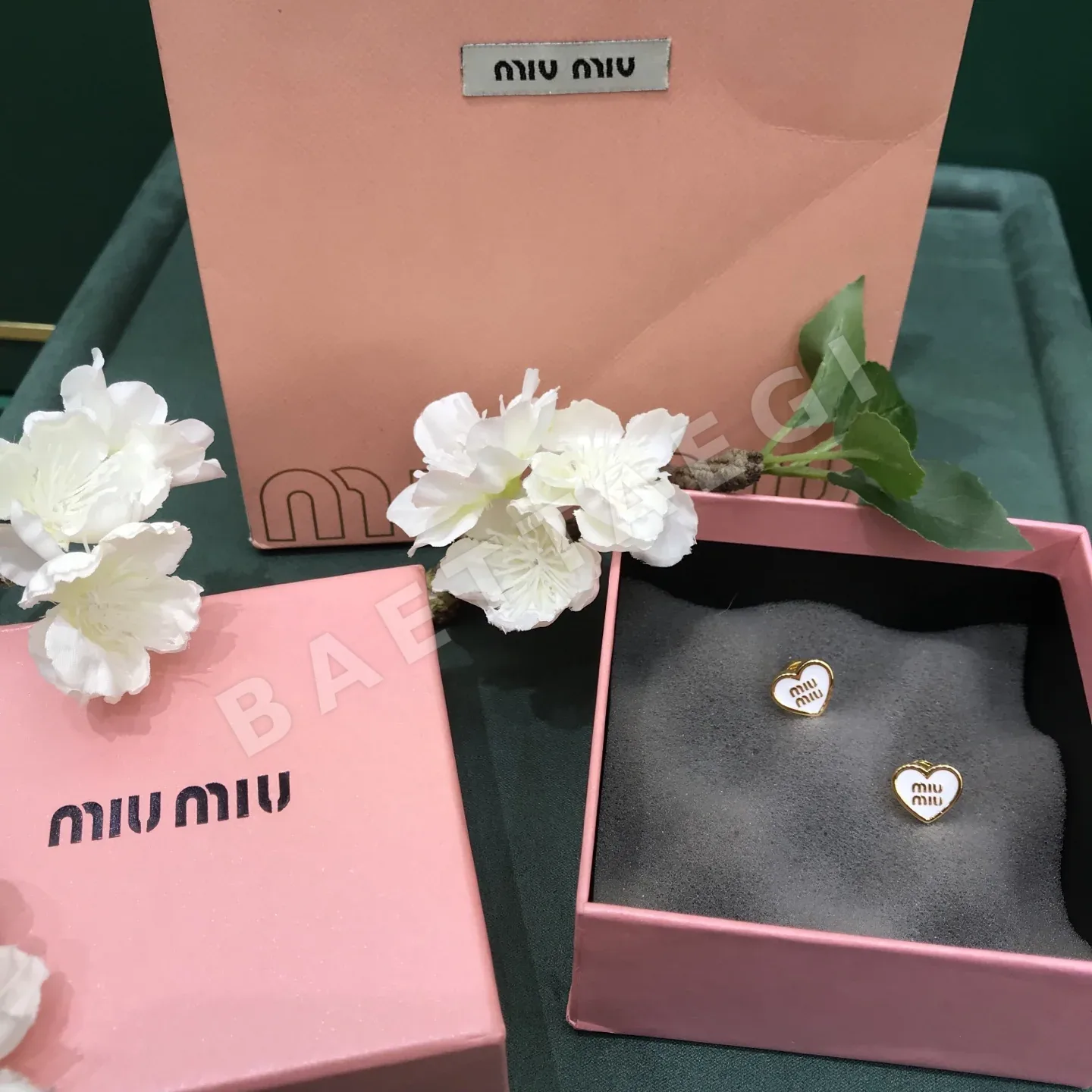 미우미우 하트 골드 도금 에나멜 귀걸이 60984