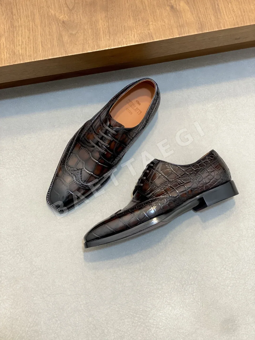 벨루티 로퍼 가죽 상세 이미지 5