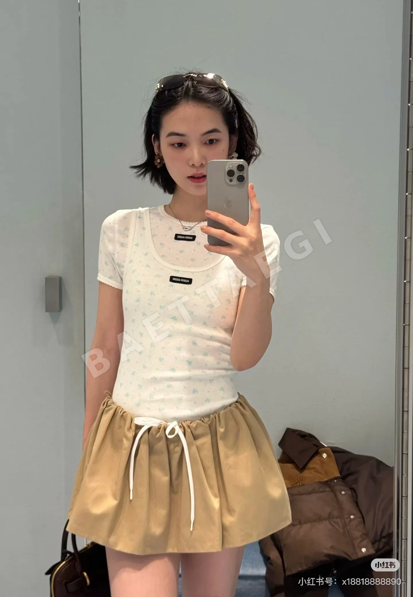 미우미우 마이크로 로고 플라워 프린트 반팔 티셔츠 상세 이미지 9