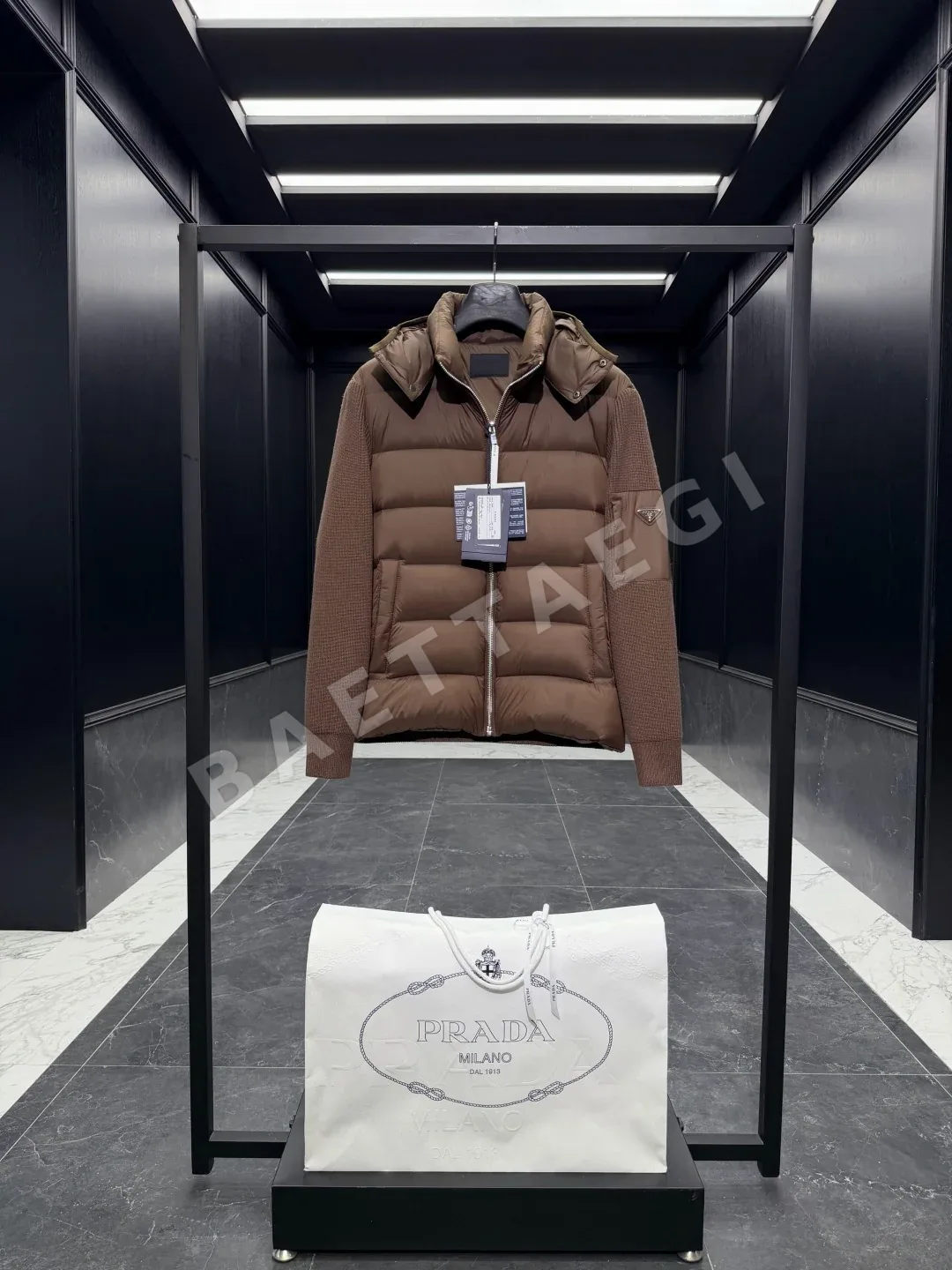 프라다 리사이클 나일론 후드 패딩 점퍼 상세 이미지 3