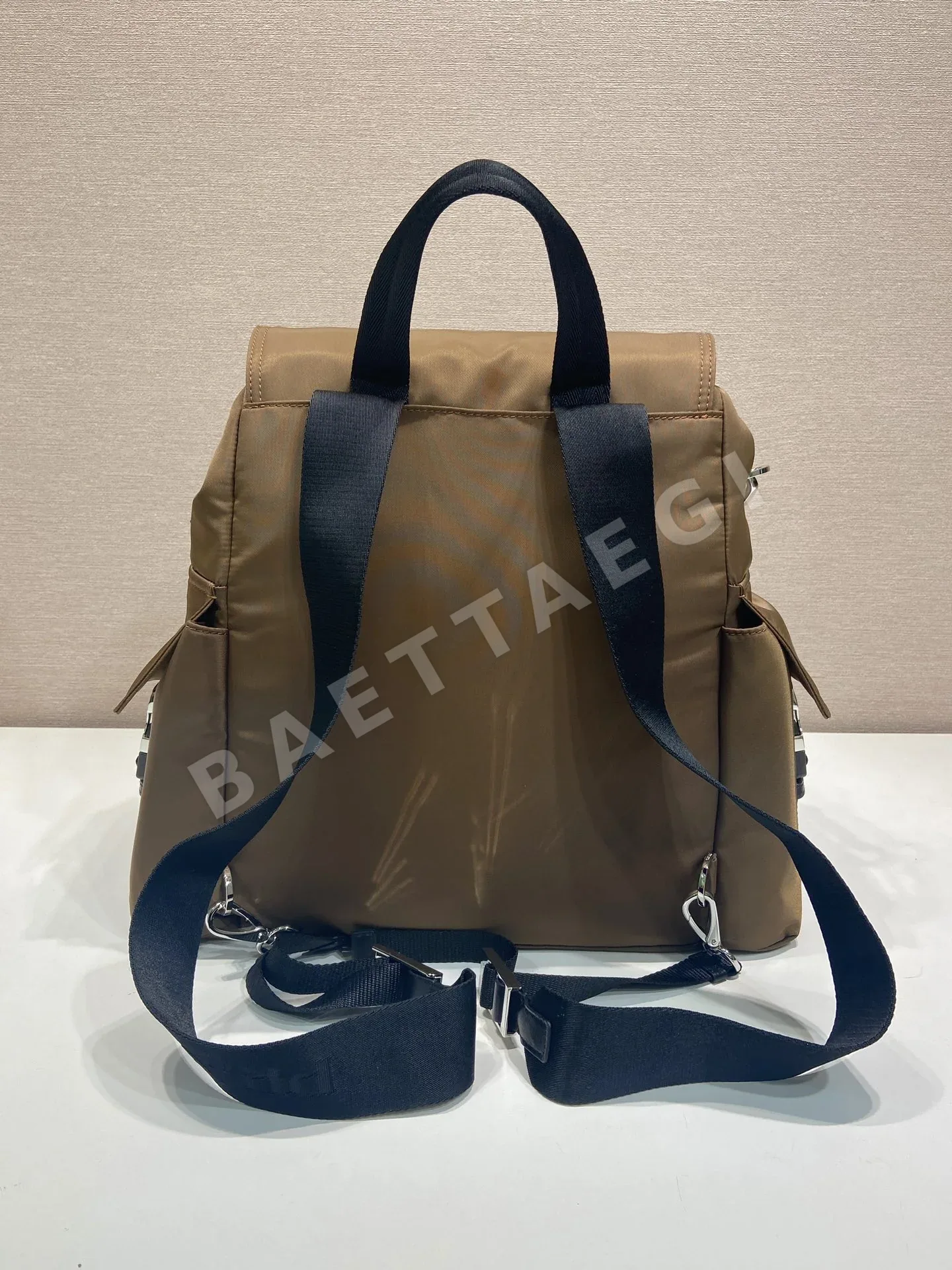 프라다 Explore 멀티포켓 나일론 백팩 2VZ118 상세 이미지 4