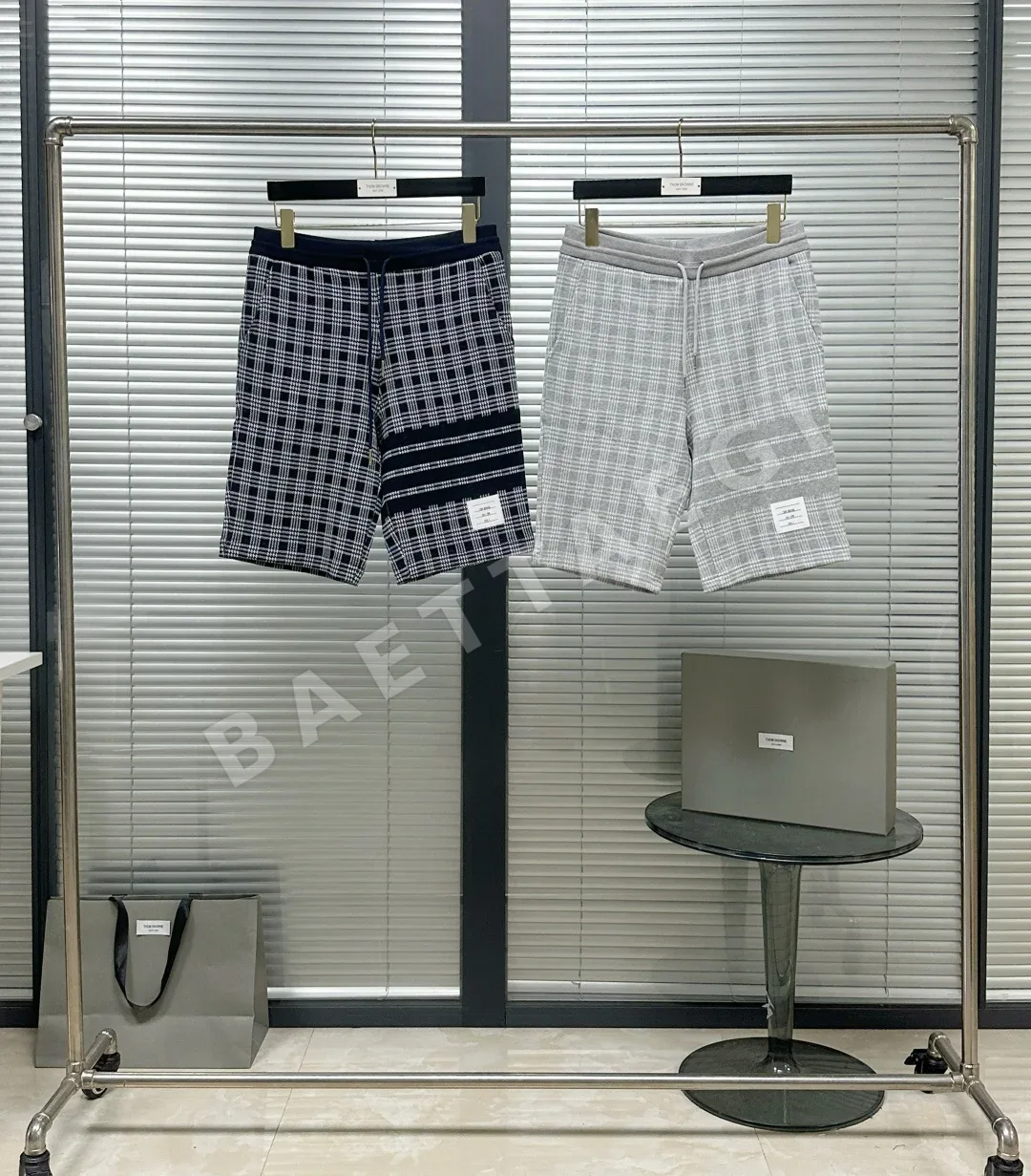 톰브라운 4바 스트라이프 자카드 하운드투스 체크 반바지 142950