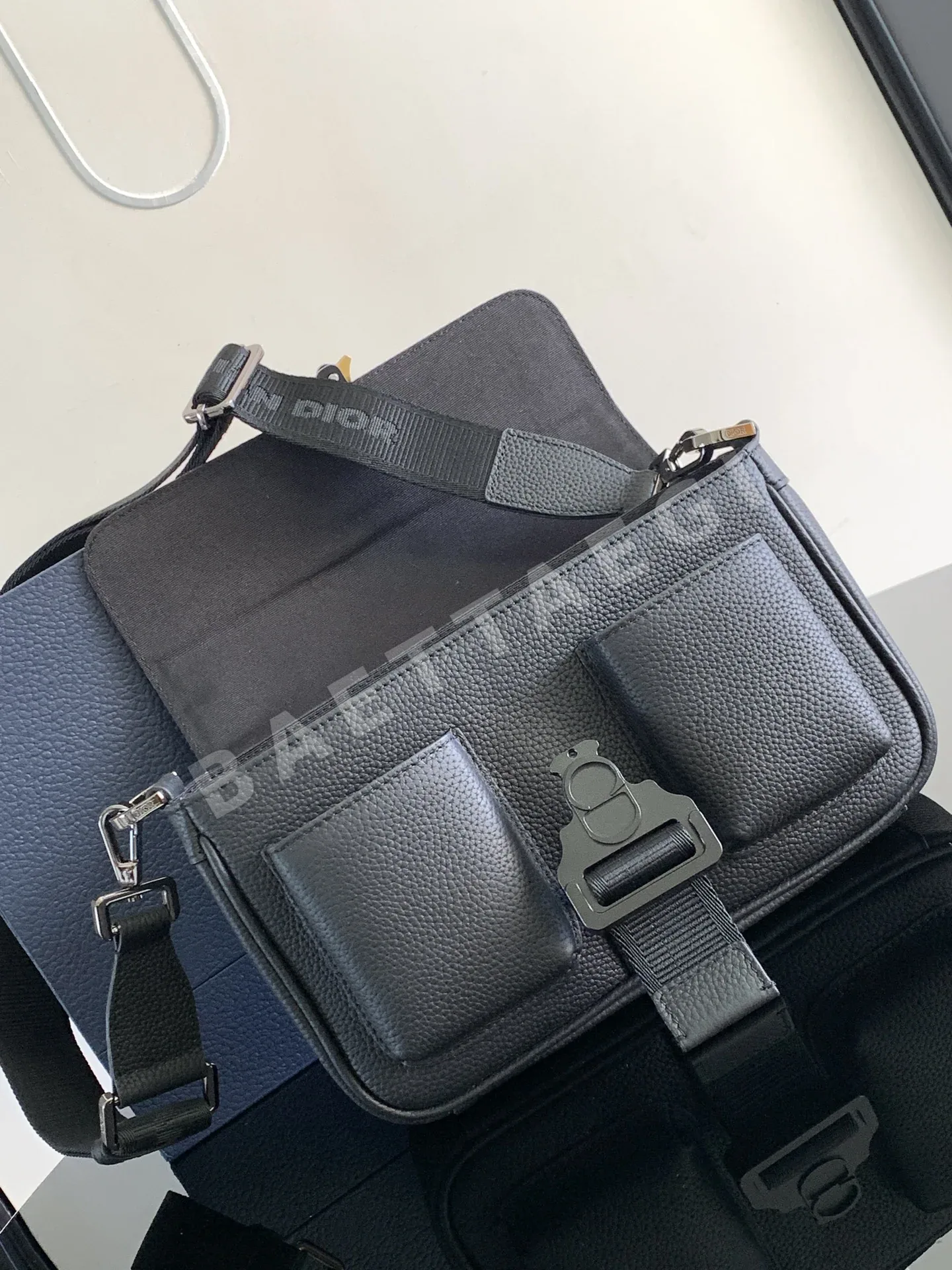 디올 히트 더 로드 블랙 메신저 가방 상세 이미지 6