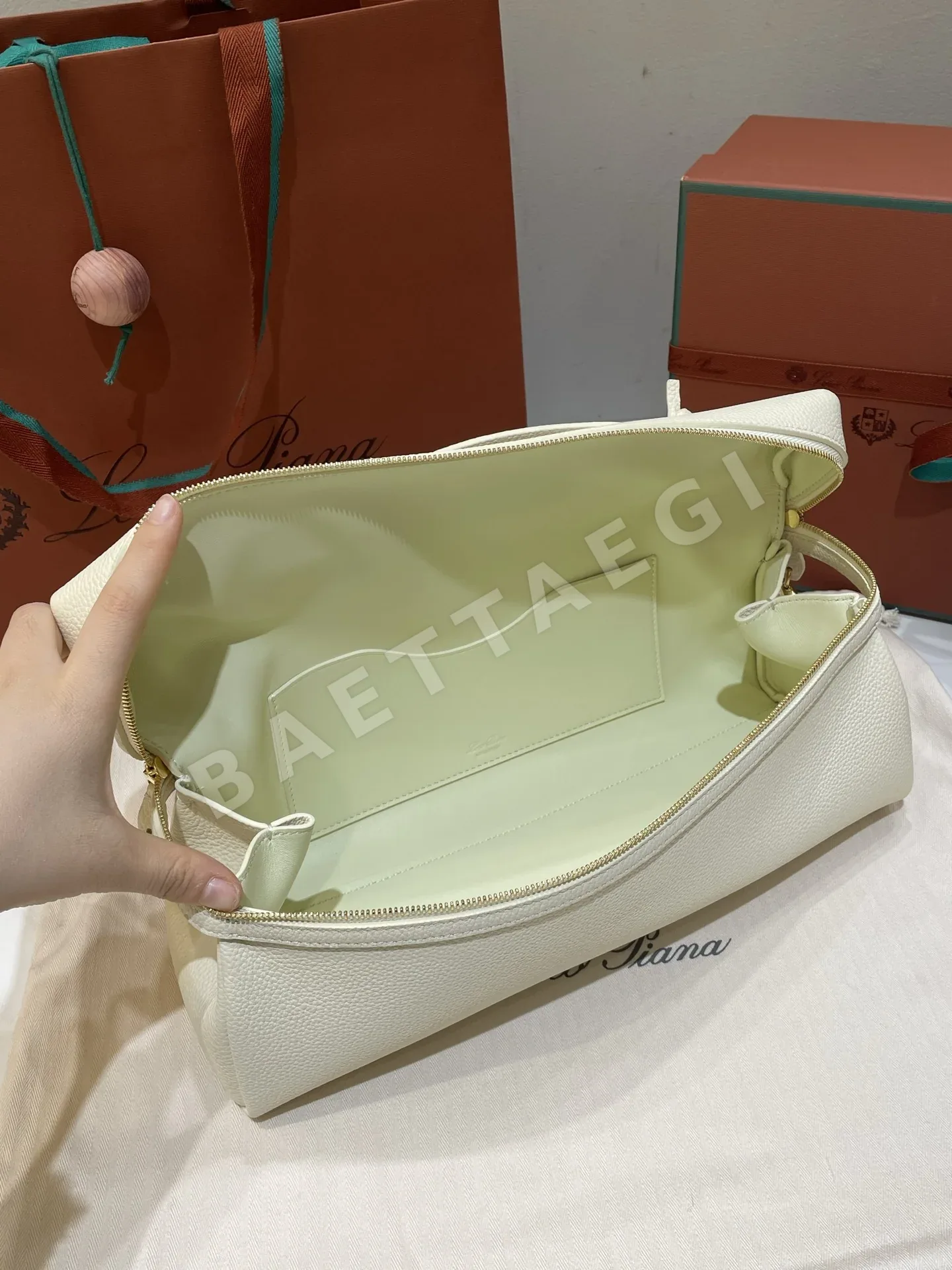 로로피아나 엑스트라 소프티 크로스보디 가방 상세 이미지 6