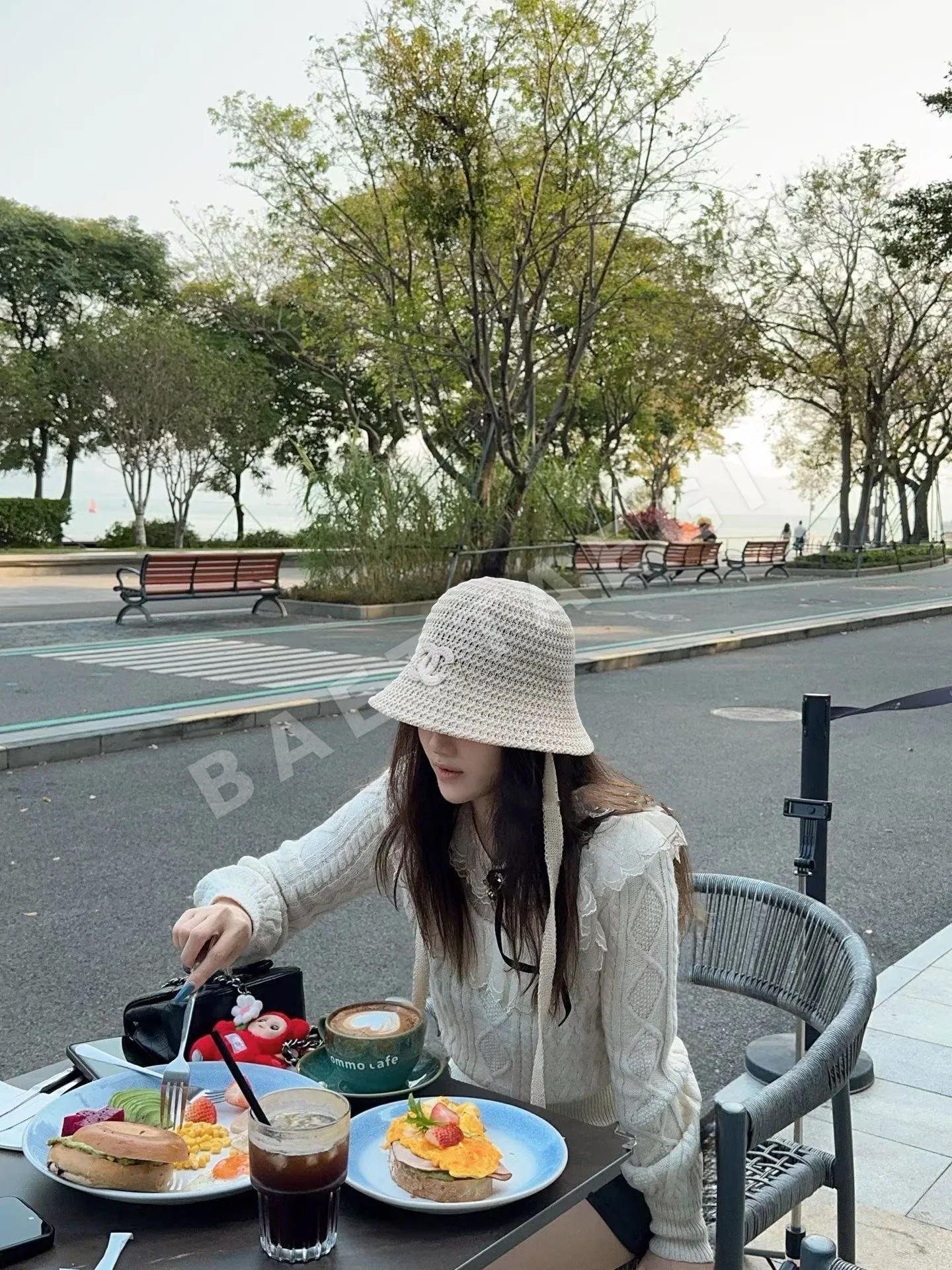 샤넬 더블 C 로고 스트로 캡 82623