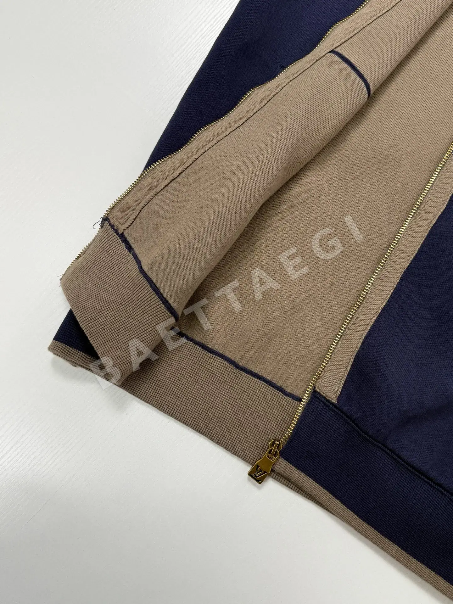 루이비통 가죽 태그 컬러 블록 니트 집업 자켓 상세 이미지 11