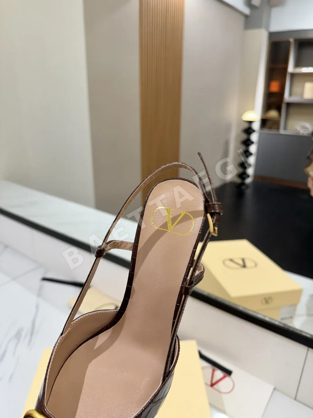 발렌티노 V로고 버클 포인티드토 하이힐 샌들 상세 이미지 8