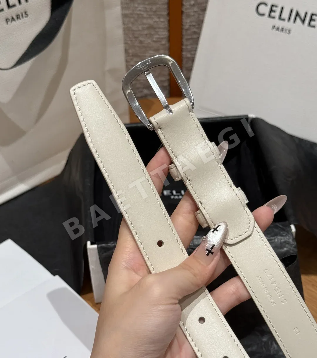셀린느 트리옹 가죽 비비엔느 라운드 버클 벨트 상세 이미지 10