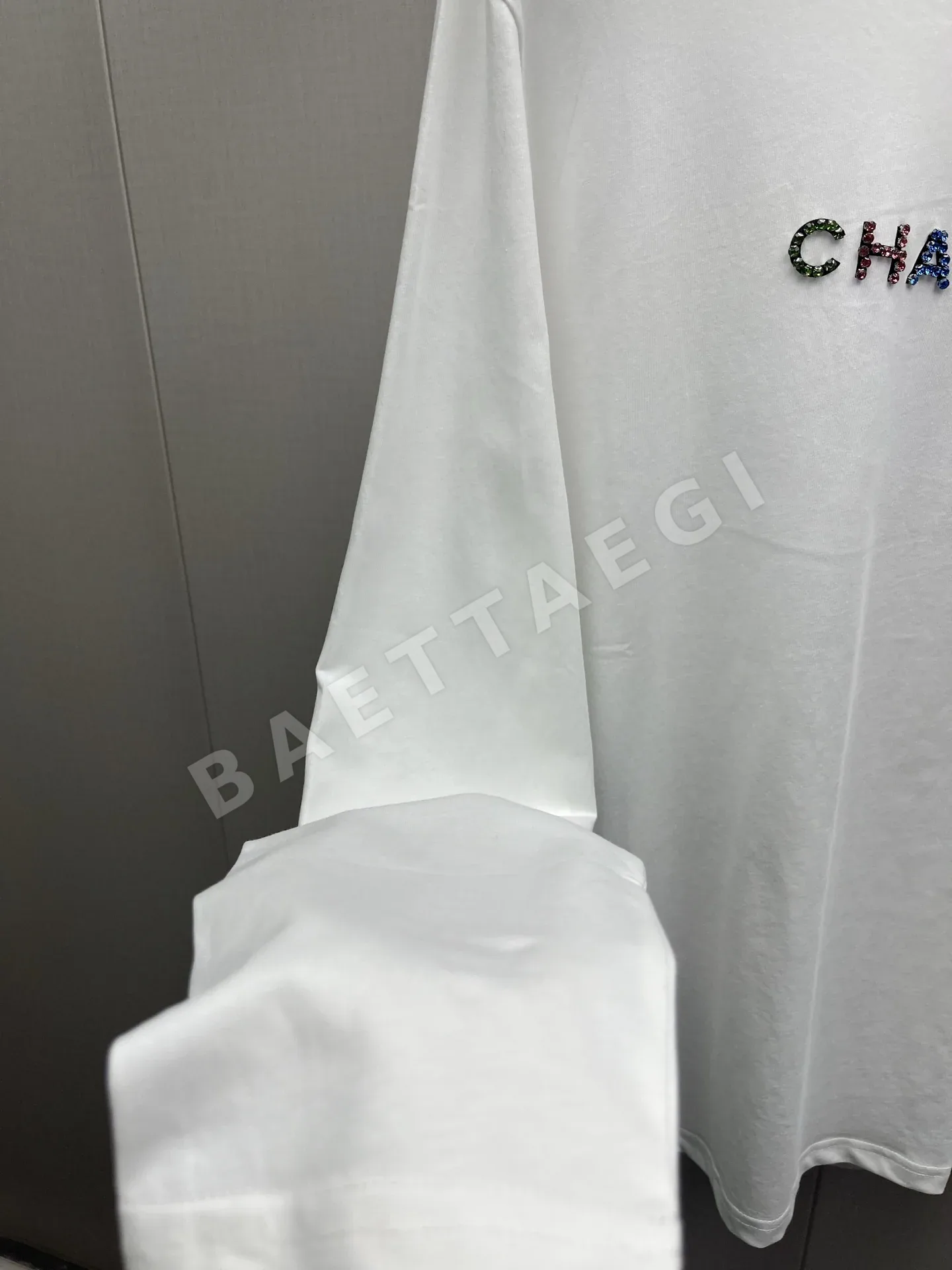 샤넬 컬러 라인스톤 장식 크루넥 긴팔 티셔츠 상세 이미지 9