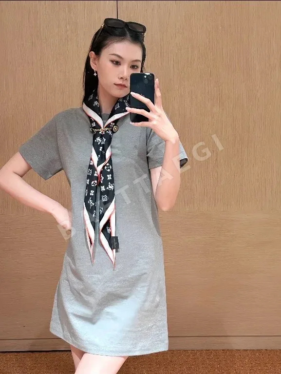 루이비통 모노그램 스카프 포인트 여성 원피스 상세 이미지 3
