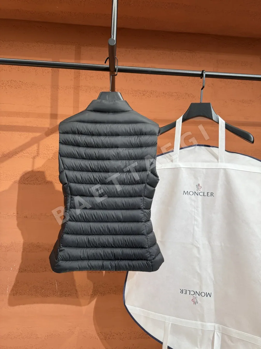 몽클레르 여성 화이트 덕다운 조끼 상세 이미지 8