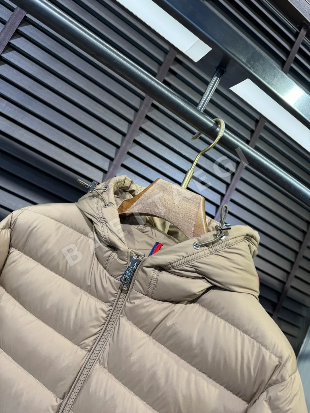 몽클레르 베르메일 후드 쇼트 다운 자켓 M3552 상세 이미지 4