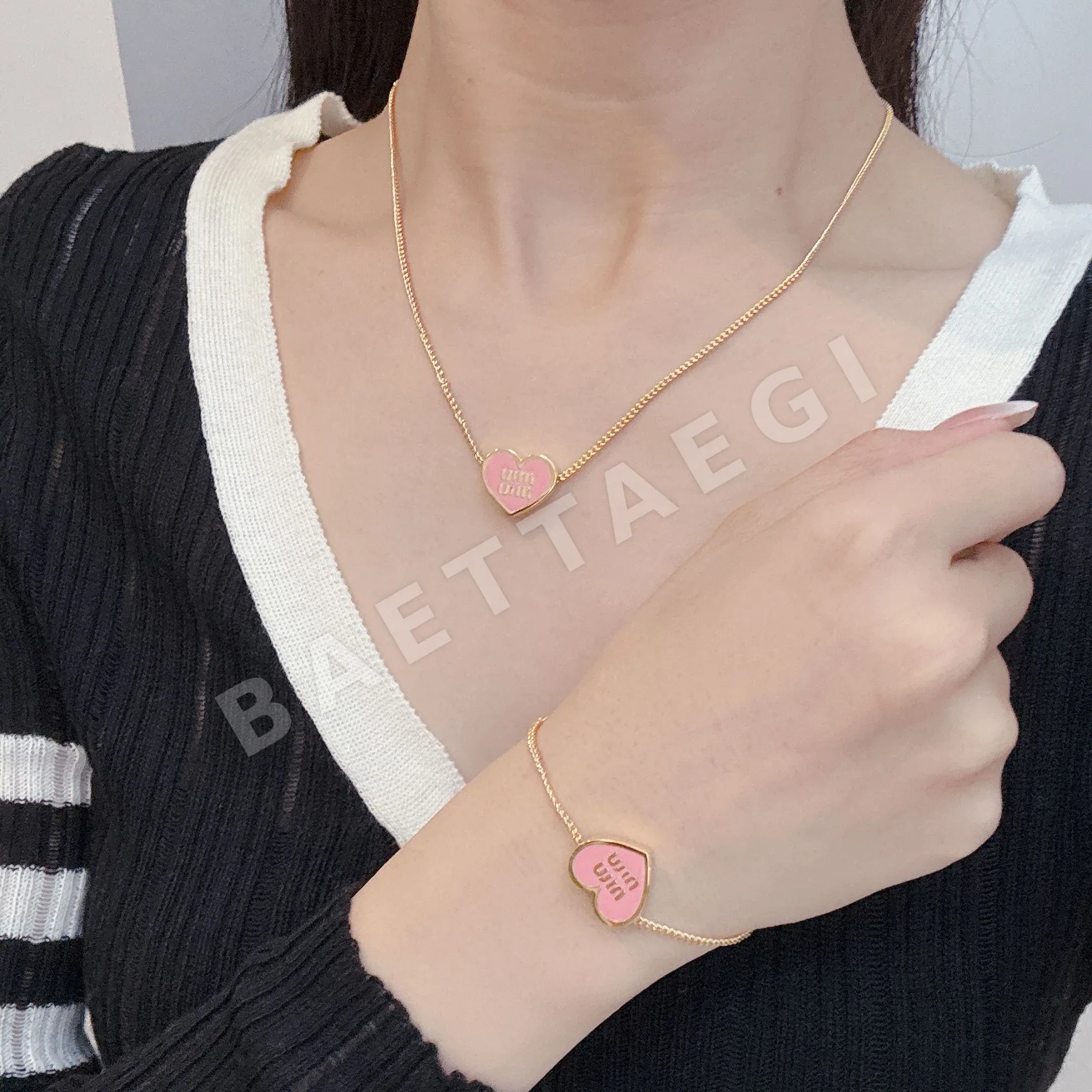 미우미우 황동 팔찌 60961