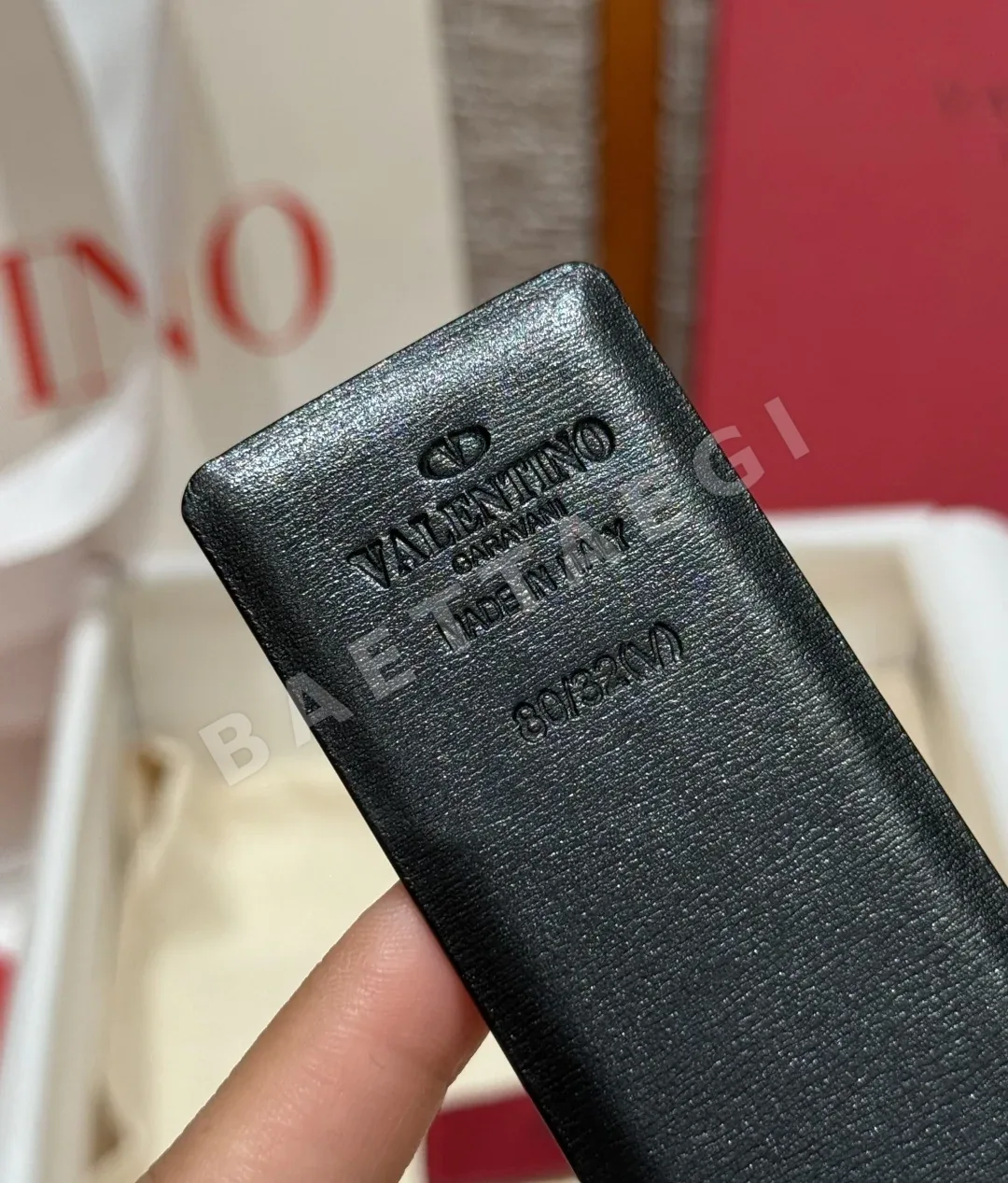 발렌티노 VLOGO 시그니처 크리스탈 양면 소가죽 벨트 상세 이미지 6