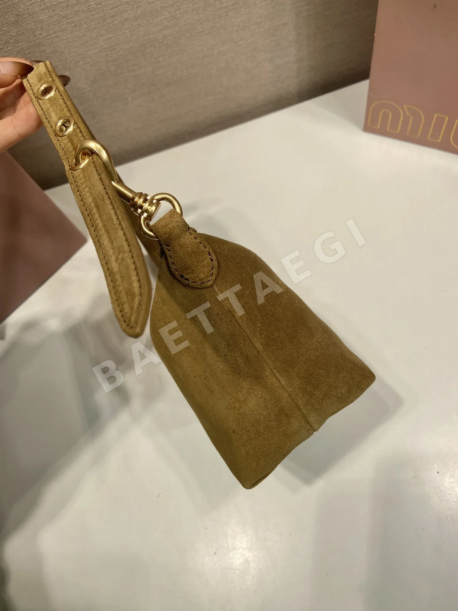 미우미우 스웨이드 숄더백 5NE841 상세 이미지 6