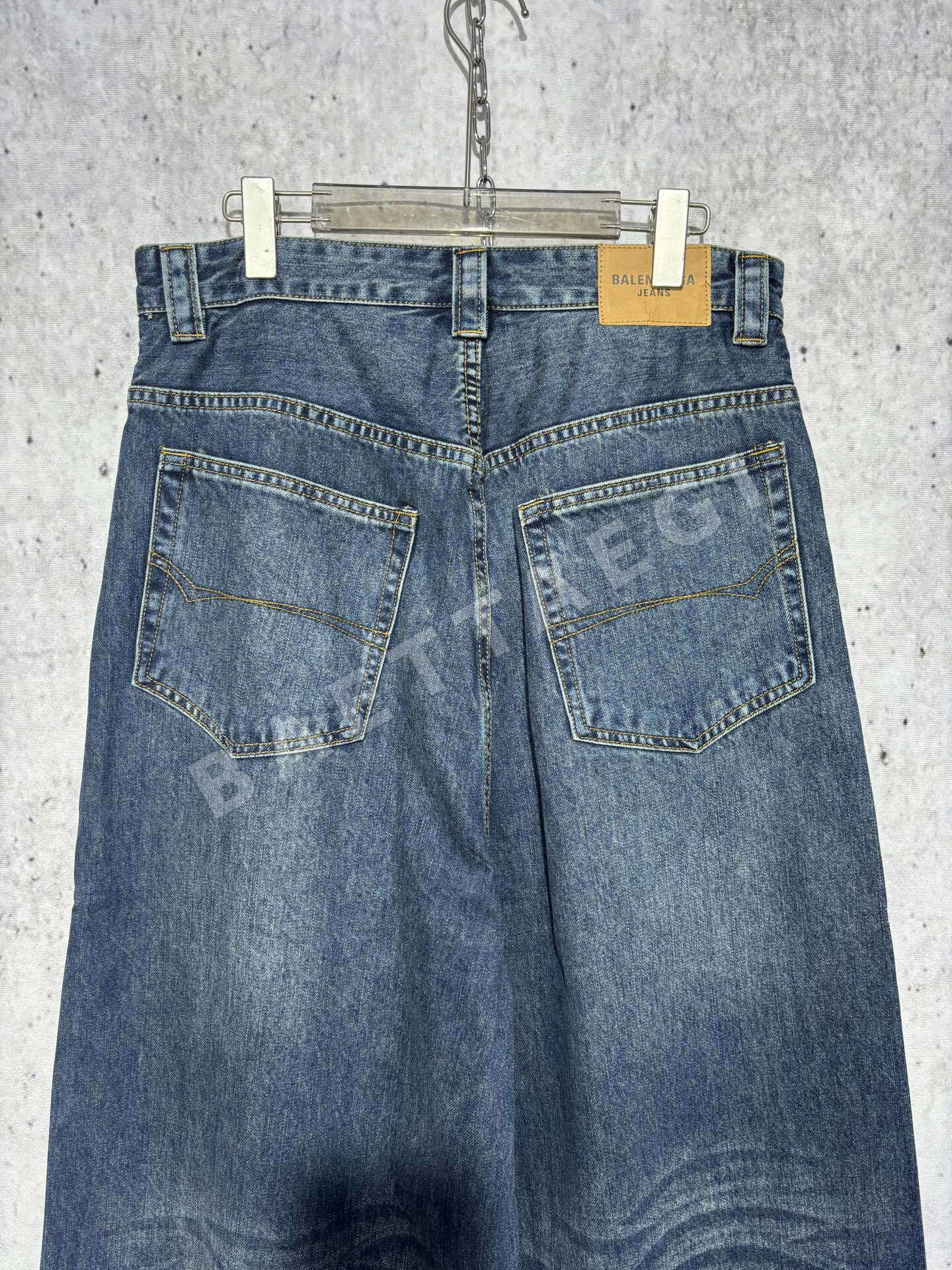 발렌시아가 배기 진 남성 바지 36240-F 상세 이미지 9