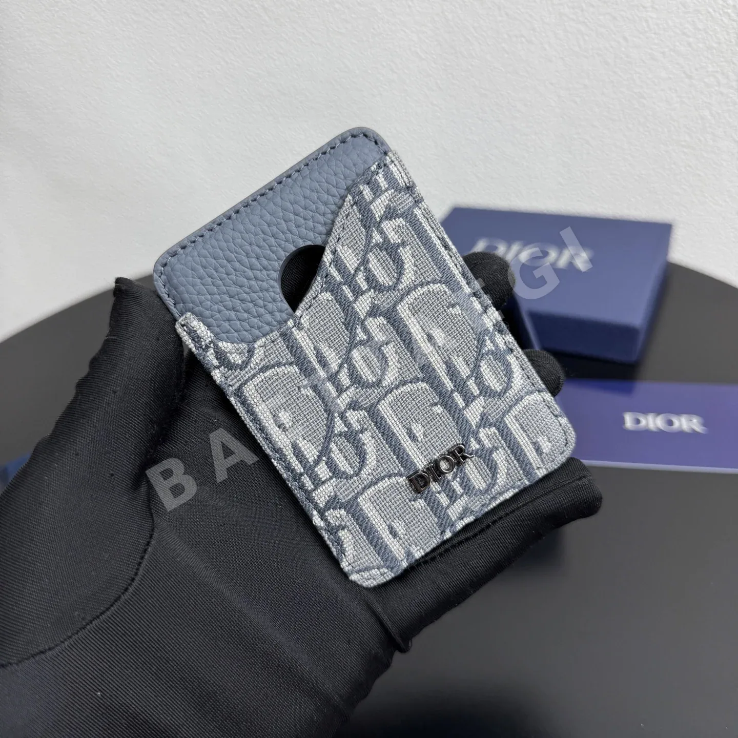 디올 새들 맥세이프 마그네틱 엠보 가죽 카드홀더 지갑 166832