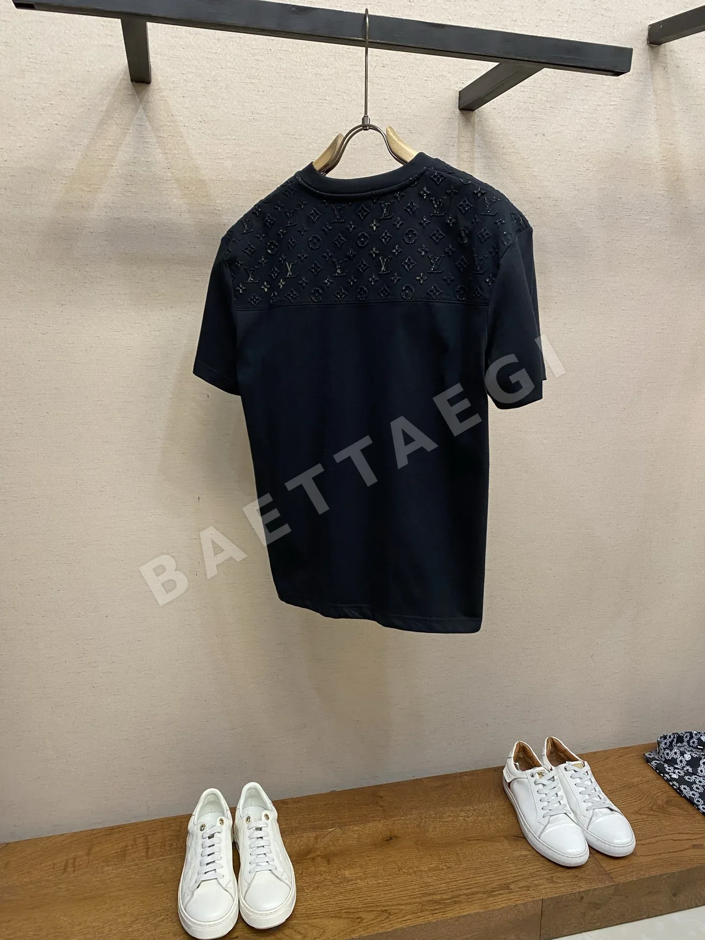 루이비통 LV 엠보스 크루넥 반팔 티셔츠 상세 이미지 2