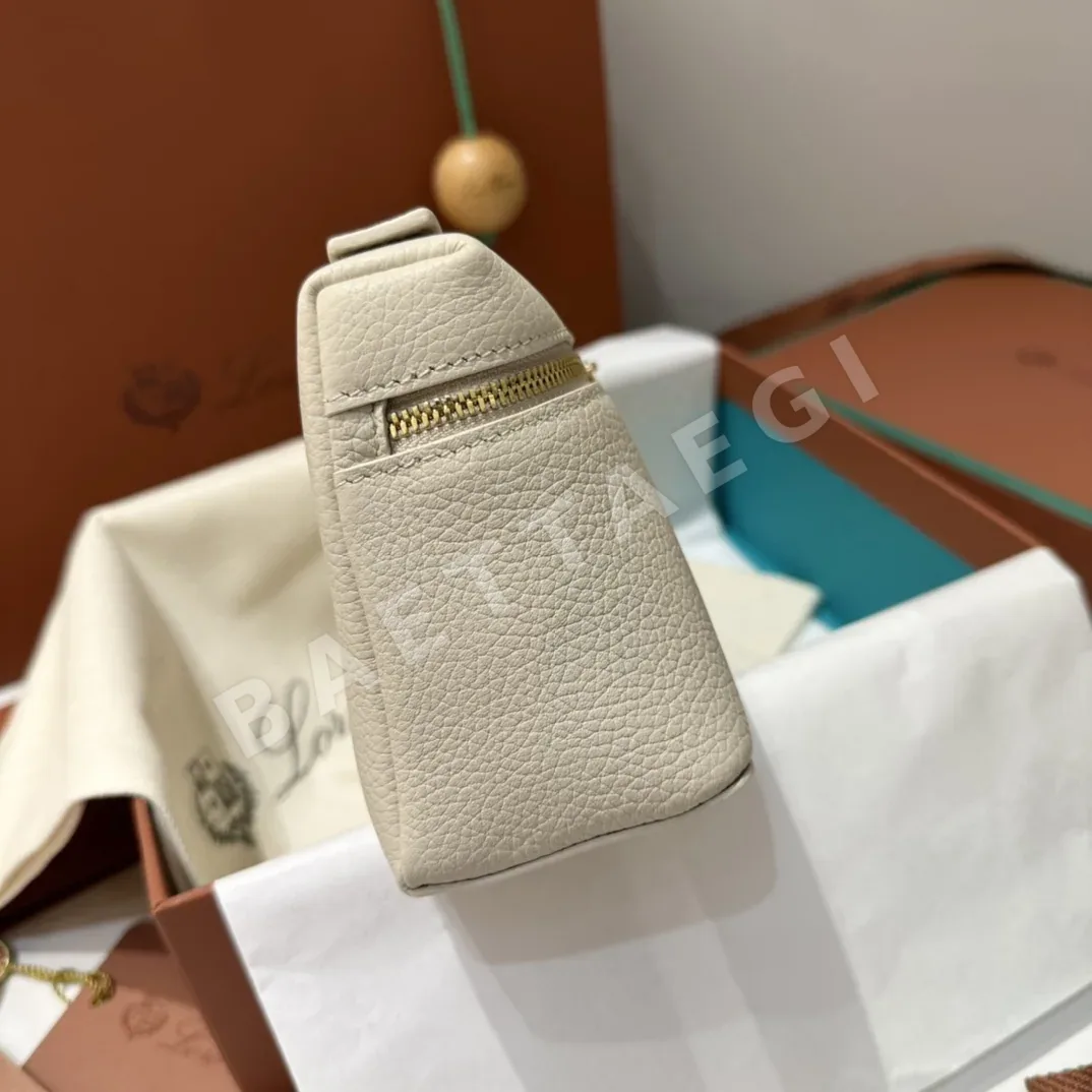 로로피아나 L19 라이트베이지 골드 버클 핸드백 상세 이미지 5