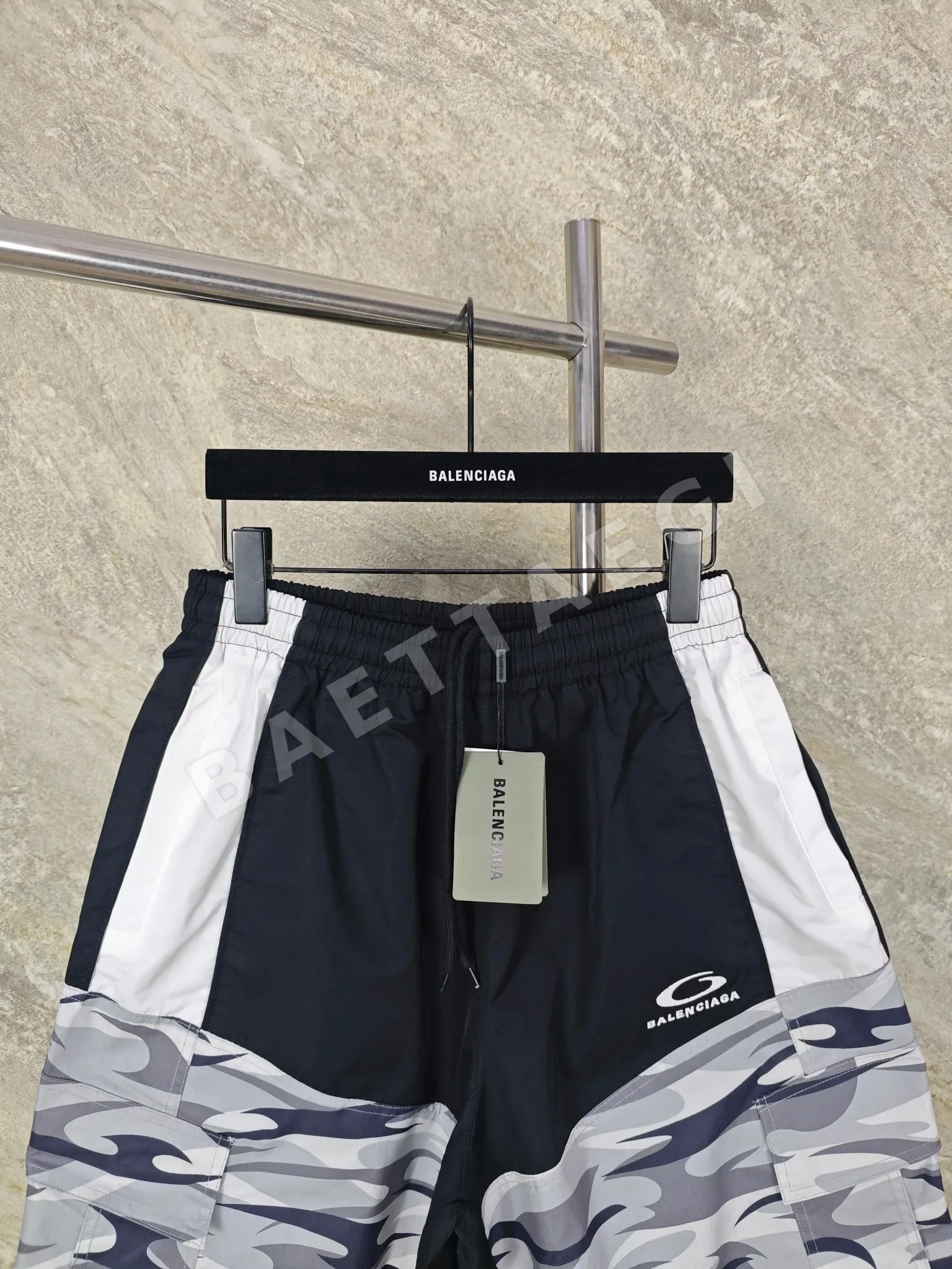 발렌시아가 카모플라주 패치워크 남성 반바지 상세 이미지 3