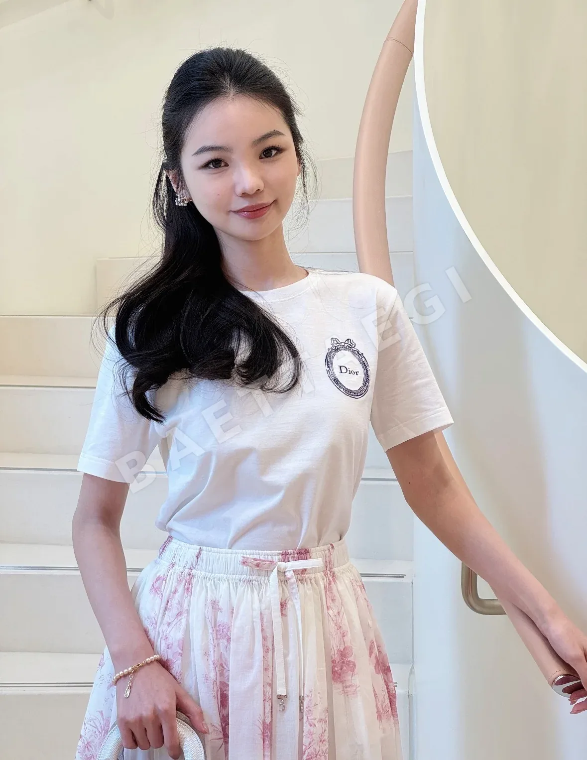 디올 여성 로고 자수 슬림핏 데님 반팔 티셔츠 상세 이미지 4