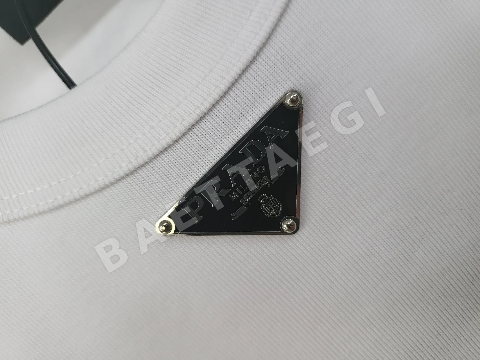 프라다 슬림핏 삼각 로고 남성 반팔 상세 이미지 4