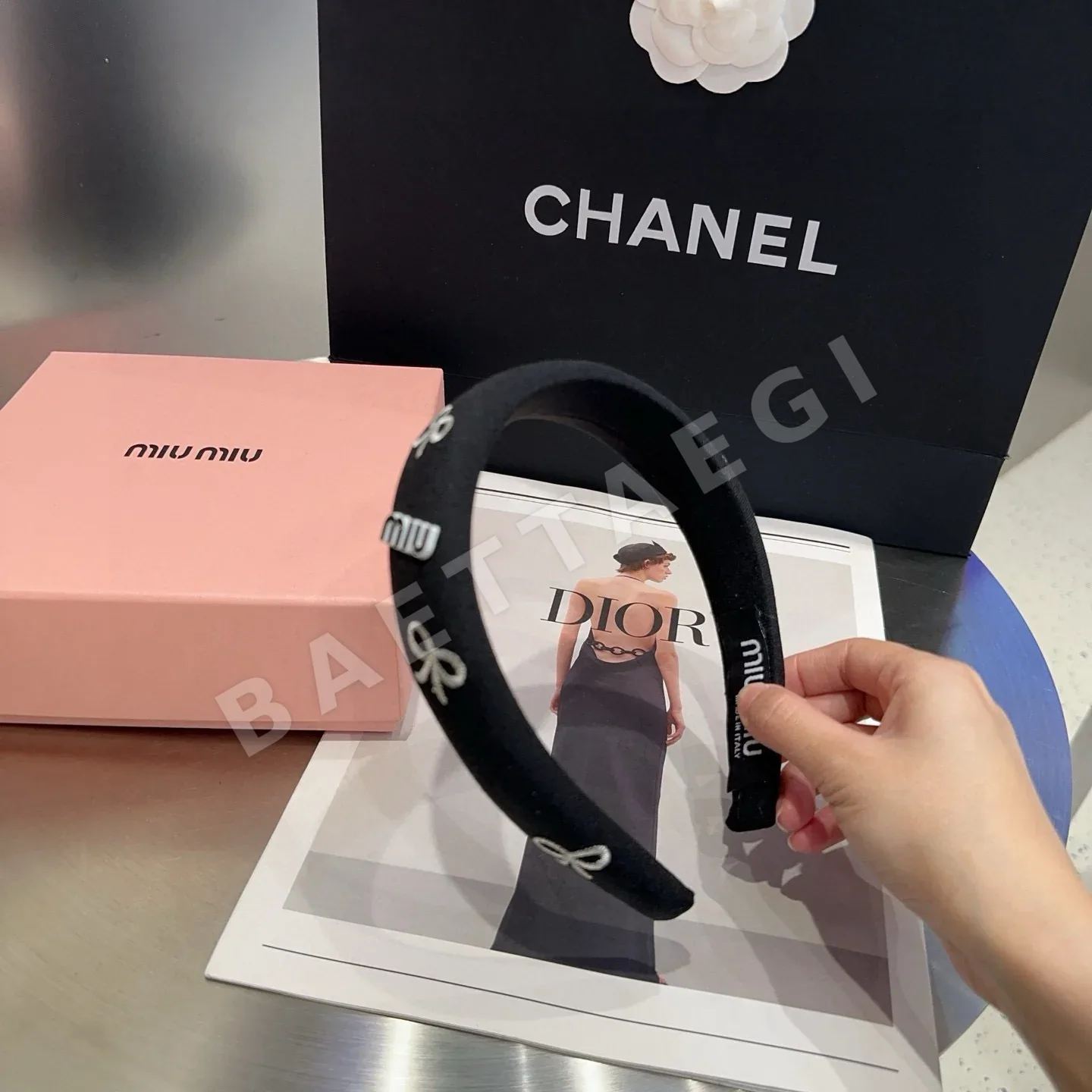 미우미우 심플 디자인 헤어밴드 상세 이미지 3