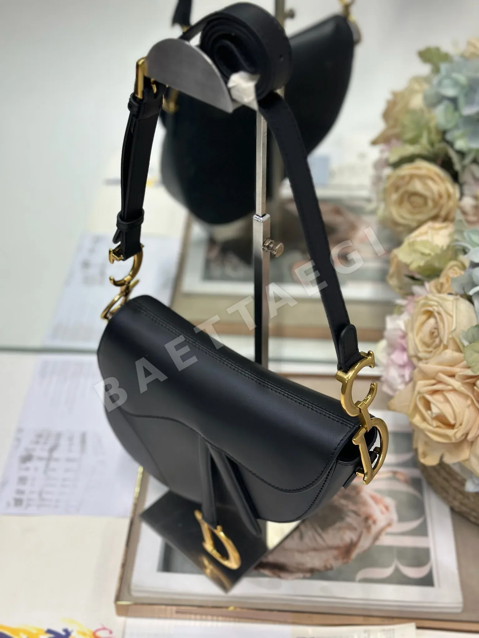 디올 소프트 새들 미디엄 가방 상세 이미지 3