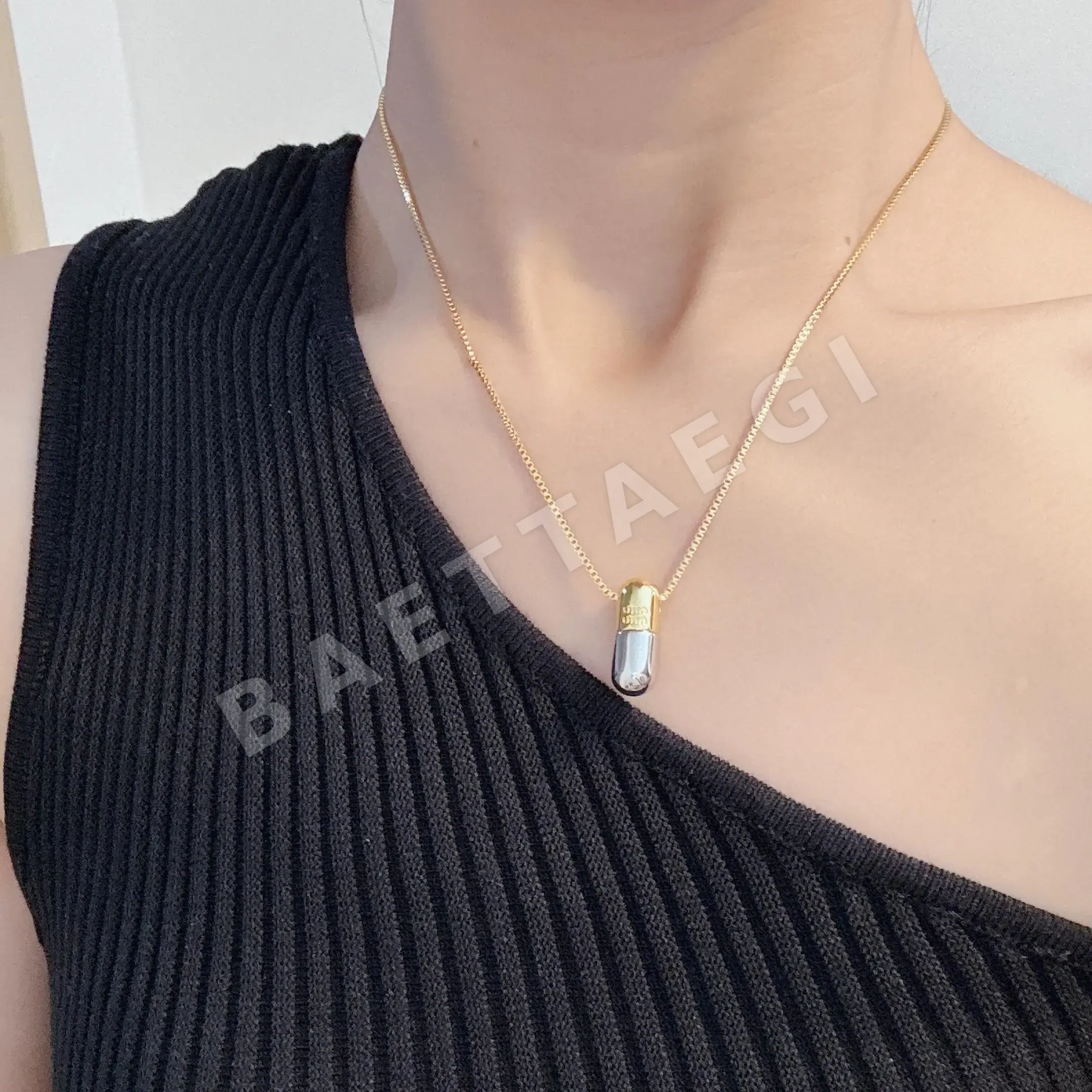 미우미우 25 A 뉴 골드 긴 펜던트 목걸이 60965